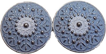 Pezzo D'oro Dirndl Schürzenschließe Metall, farbig coloriert ,2x runde Form 2-teilig. filigrane Form Sonderangebot
