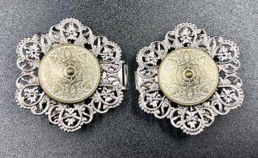 Pezzo D'oro Schürzenschließe, Dirndlschließe, altsilber mit altgold/weiß Begrenzt auf 3 Tage
