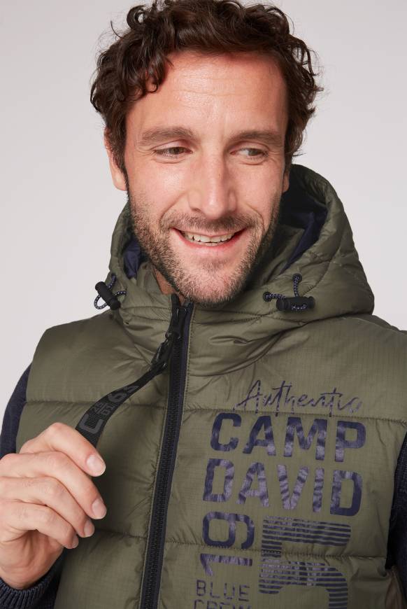 Soccx Steppweste mit Kapuze und Rücken-Print medium khaki Jubiläumsangebot