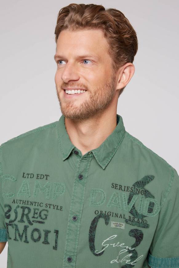 Soccx Leichtes Kurzarmhemd mit Label-Applikationen green beat Vierteljährliche Förderung