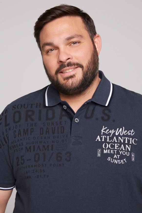 Soccx Kurzarmpolo aus Pikee mit Artwork concrete blue S Versandkostenfrei