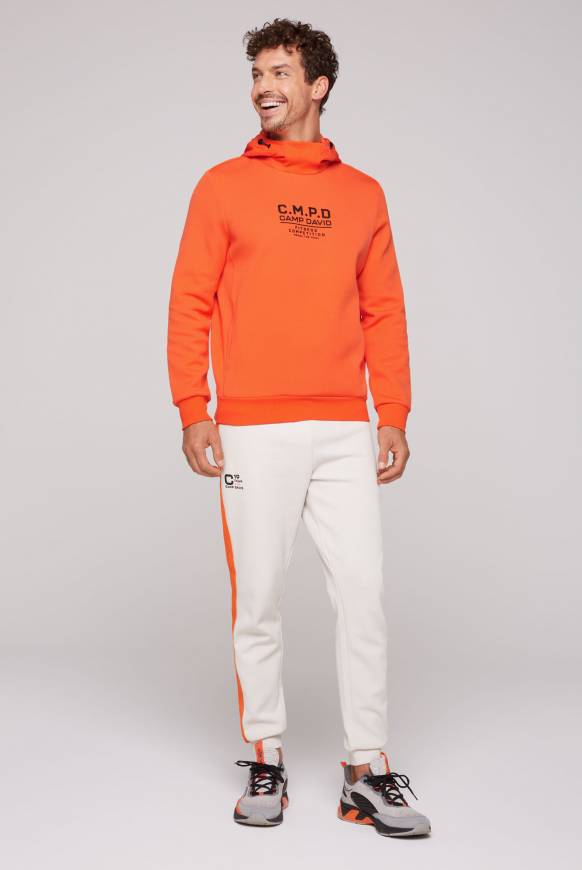 Soccx Hoodie im Materialmix mit Artwork und Rückentasche signal orange 50% Rabatt für begrenzte Zeit