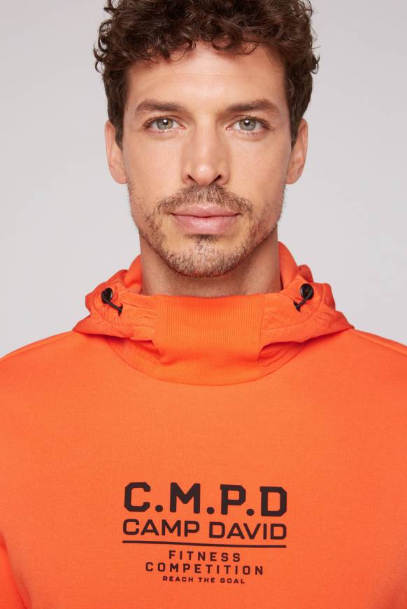 Soccx Hoodie im Materialmix mit Artwork und Rückentasche signal orange 50% Rabatt für begrenzte Zeit