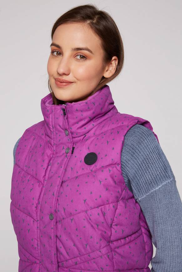 Soccx Steppweste mit filigranem All Over Print iced berry im Angebot