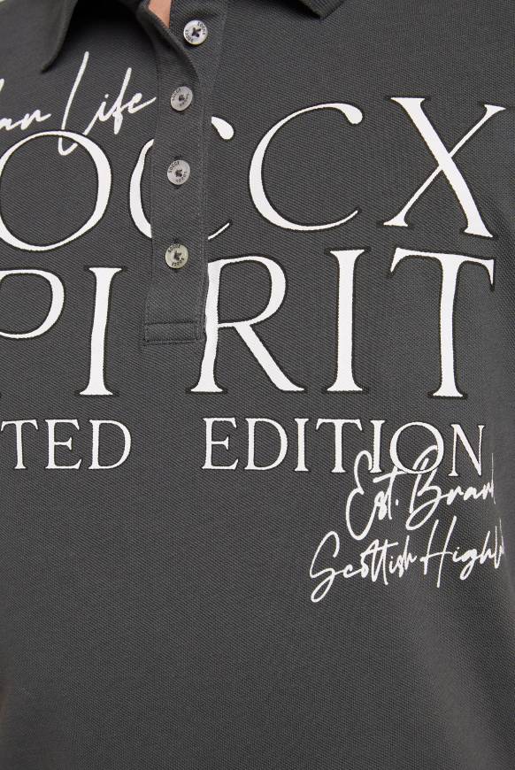 Soccx Kurzarmpolo aus Pikee mit Logo Print ash Osterangebot
